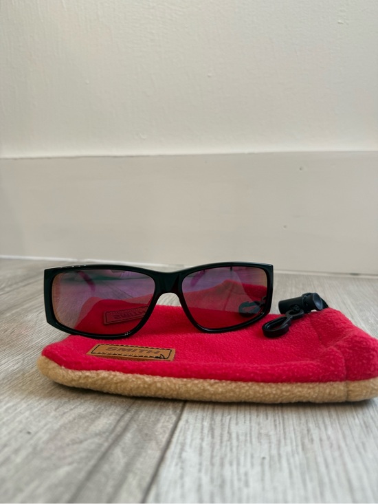 SMITH Accessories - SMITH Monroe Peak Black Frame Sunglasses with Red Lenses and Red Pouch